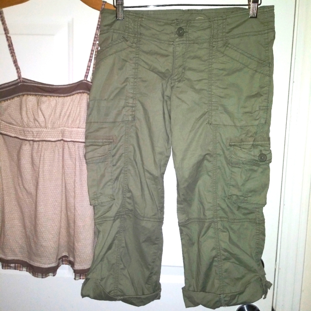 Women’s Olive Cargo Capris Pants